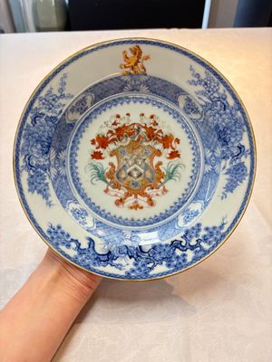 A Chinese armorial soup plate with the arms of Gold with Bulkely in pretence for the English market, Yongzheng, ca. 1724 — photo 1