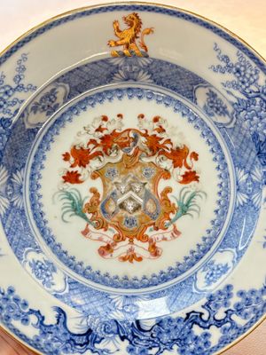 A Chinese armorial soup plate with the arms of Gold with Bulkely in pretence for the English market, Yongzheng, ca. 1724 — photo 2