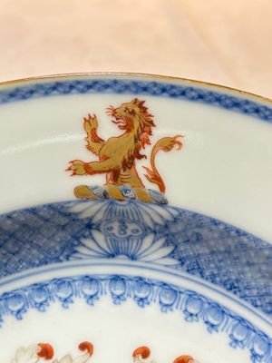 A Chinese armorial soup plate with the arms of Gold with Bulkely in pretence for the English market, Yongzheng, ca. 1724 — photo 4