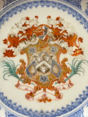 A Chinese armorial soup plate with the arms of Gold with Bulkely in pretence for the English market, Yongzheng, ca. 1724 — photo 5