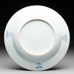 A Chinese armorial soup plate with the arms of Gold with Bulkely in pretence for the English market, Yongzheng, ca. 1724 — photo 2