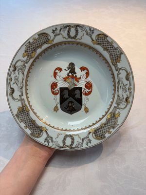 A Chinese armorial soup plate with the arms of Saunders for the English market, Qianlong, ca. 1745 — foto 1