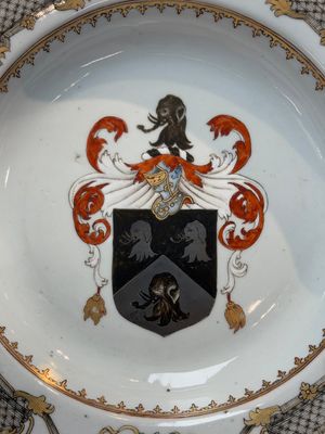 A Chinese armorial soup plate with the arms of Saunders for the English market, Qianlong, ca. 1745 — foto 2