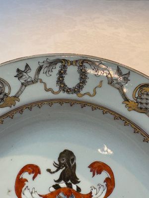 A Chinese armorial soup plate with the arms of Saunders for the English market, Qianlong, ca. 1745 — foto 4