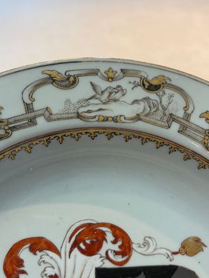 A Chinese armorial soup plate with the arms of Saunders for the English market, Qianlong, ca. 1745 — foto 5