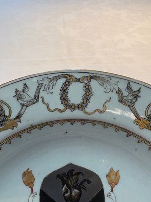 A Chinese armorial soup plate with the arms of Saunders for the English market, Qianlong, ca. 1745 — foto 6