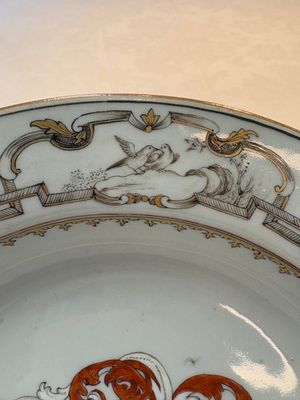 A Chinese armorial soup plate with the arms of Saunders for the English market, Qianlong, ca. 1745 — foto 7