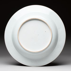 A Chinese armorial soup plate with the arms of Saunders for the English market, Qianlong, ca. 1745 — foto 2