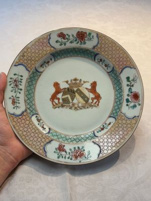 A Chinese armorial soup plate with the coat of alliance of Boudaen Courten and Boudaert for the Dutch market, Yongzheng, ca. 1733-1735 — 照片 1