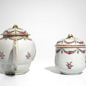 A Chinese armorial teapot and a covered sugar bowl for the French market, Qianlong — photo 3