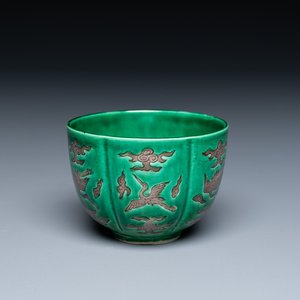 A Chinese aubergine- and green-glazed 'cranes' wine cup, 19/20th C. — 照片 1