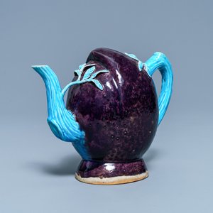 A Chinese aubergine- and turquoise-glazed peach-shaped cadogan teapot, 18/19th C. — 照片 1
