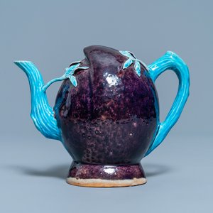 A Chinese aubergine- and turquoise-glazed peach-shaped cadogan teapot, 18/19th C. — 照片 2