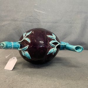 A Chinese aubergine- and turquoise-glazed peach-shaped cadogan teapot, 18/19th C. — 照片 10
