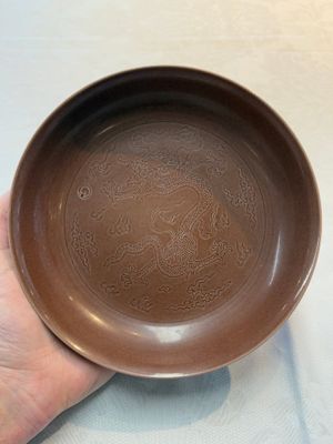 A Chinese aubergine-glazed 'dragon' plate, Jiaqing mark, 19/20th C. — photo 1