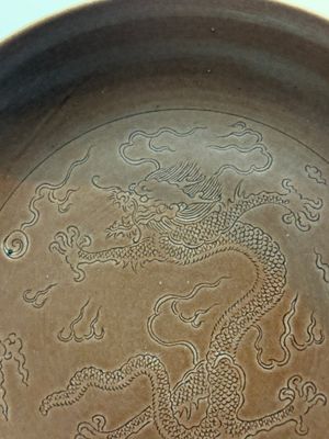 A Chinese aubergine-glazed 'dragon' plate, Jiaqing mark, 19/20th C. — photo 3