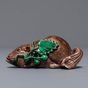 A Chinese aubergine-glazed water dropper modelled as a squirrel, Kangxi — 照片 2