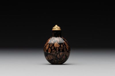 A Chinese aventurine-splashed black glass snuff bottle with a gilt stopper, 18/19th C.