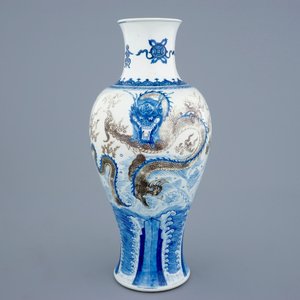 A Chinese baluster-shaped dragon vase in blue, white and underglaze red, Kangxi — 照片 1