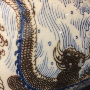 A Chinese baluster-shaped dragon vase in blue, white and underglaze red, Kangxi — 照片 14