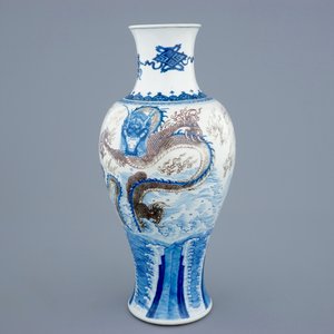 A Chinese baluster-shaped dragon vase in blue, white and underglaze red, Kangxi — 照片 4