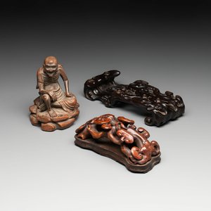 A Chinese bamboo figure of Luohan, a ruyi group on wooden stand and a hongmu stand, 19/20th C. — foto 1