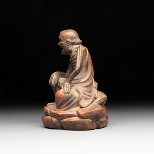 A Chinese bamboo figure of Luohan, a ruyi group on wooden stand and a hongmu stand, 19/20th C. — foto 11