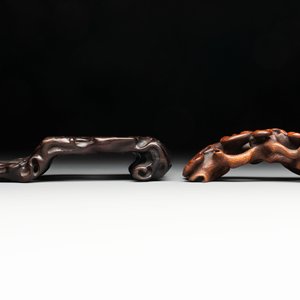 A Chinese bamboo figure of Luohan, a ruyi group on wooden stand and a hongmu stand, 19/20th C. — foto 2