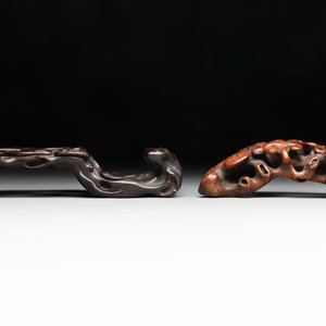 A Chinese bamboo figure of Luohan, a ruyi group on wooden stand and a hongmu stand, 19/20th C. — foto 4