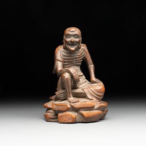 A Chinese bamboo figure of Luohan, a ruyi group on wooden stand and a hongmu stand, 19/20th C. — foto 8