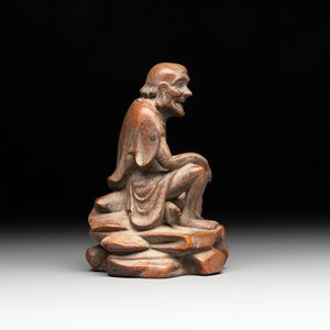 A Chinese bamboo figure of Luohan, a ruyi group on wooden stand and a hongmu stand, 19/20th C. — foto 9
