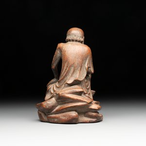 A Chinese bamboo figure of Luohan, a ruyi group on wooden stand and a hongmu stand, 19/20th C. — foto 10