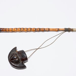 A Chinese bamboo opium pipe, a dark hardstone chalice and a silver belt buckle, 19/20th C. — 照片 3