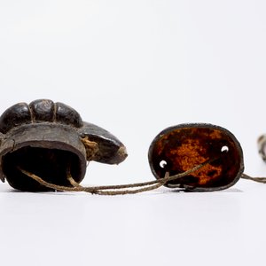 A Chinese bamboo opium pipe, a dark hardstone chalice and a silver belt buckle, 19/20th C. — 照片 4