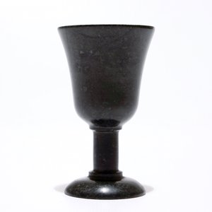 A Chinese bamboo opium pipe, a dark hardstone chalice and a silver belt buckle, 19/20th C. — 照片 8