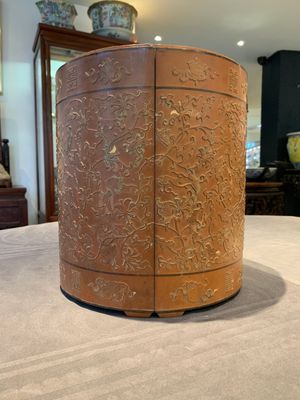 A Chinese bamboo veneered wooden cabinet of curiosities with flower scroll design, 18/19th C. — photo 1