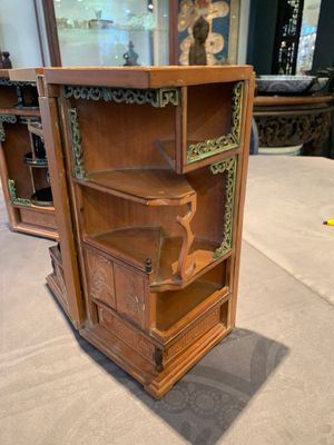 A Chinese bamboo veneered wooden cabinet of curiosities with flower scroll design, 18/19th C. — photo 13