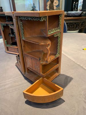 A Chinese bamboo veneered wooden cabinet of curiosities with flower scroll design, 18/19th C. — photo 14