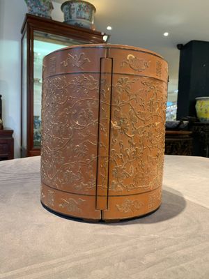 A Chinese bamboo veneered wooden cabinet of curiosities with flower scroll design, 18/19th C. — photo 2
