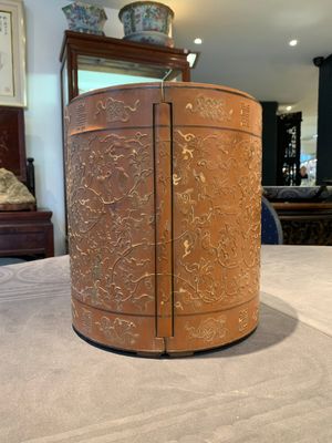 A Chinese bamboo veneered wooden cabinet of curiosities with flower scroll design, 18/19th C. — photo 3