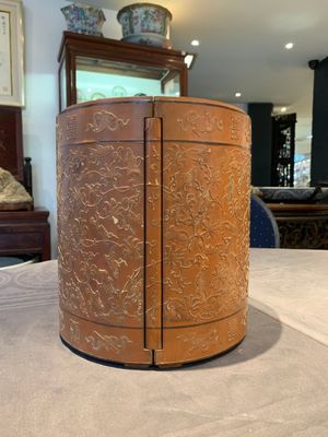 A Chinese bamboo veneered wooden cabinet of curiosities with flower scroll design, 18/19th C. — photo 4
