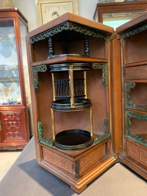 A Chinese bamboo veneered wooden cabinet of curiosities with flower scroll design, 18/19th C. — photo 7