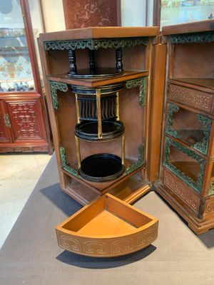A Chinese bamboo veneered wooden cabinet of curiosities with flower scroll design, 18/19th C. — photo 8