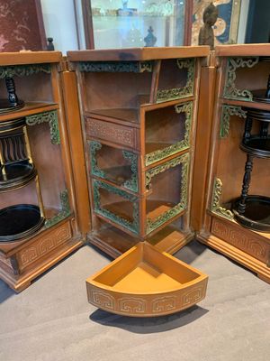A Chinese bamboo veneered wooden cabinet of curiosities with flower scroll design, 18/19th C. — photo 10