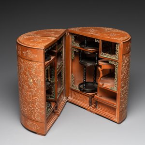 A Chinese bamboo veneered wooden cabinet of curiosities with flower scroll design, 18/19th C. — photo 1