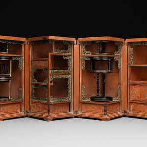 A Chinese bamboo veneered wooden cabinet of curiosities with flower scroll design, 18/19th C. — photo 2