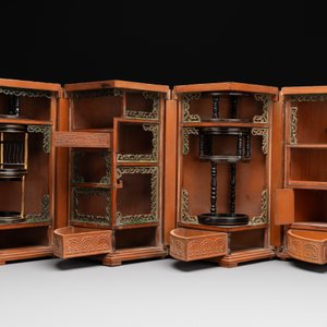 A Chinese bamboo veneered wooden cabinet of curiosities with flower scroll design, 18/19th C. — photo 3