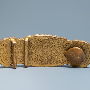 A Chinese baroque pearl and rose quartz inset gilt-bronze belt buckle, Ming — photo 6