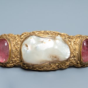 A Chinese baroque pearl and rose quartz inset gilt-bronze belt buckle, Ming — photo 7