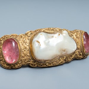 A Chinese baroque pearl and rose quartz inset gilt-bronze belt buckle, Ming — photo 8